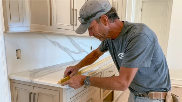 How Do Professionals Ensure Level Countertop Installation